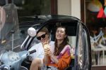 Amsterdam 26 mei 2020
Julian Vahle en zijn vriendin Chelsey Weimar in hun Biro karretje
