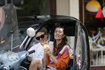 Amsterdam 26 mei 2020
Julian Vahle en zijn vriendin Chelsey Weimar in hun Biro karretje
