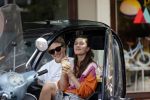 Amsterdam 26 mei 2020
Julian Vahle en zijn vriendin Chelsey Weimar in hun Biro karretje