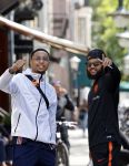 Amsterdam 7 mei 2020
Kenny tete met een kennis in Amsterdam zuid