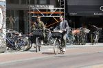 Amsterdam 23 mei 2020
Kim v Kooten en haar man Jacob Derwig op de fiets in Amsterdam zuid.