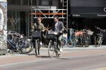 Amsterdam 23 mei 2020
Kim v Kooten en haar man Jacob Derwig op de fiets in Amsterdam zuid.