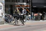 Amsterdam 23 mei 2020
Kim v Kooten en haar man Jacob Derwig op de fiets in Amsterdam zuid.
