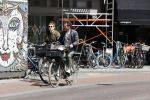 Amsterdam 23 mei 2020
Kim v Kooten en haar man Jacob Derwig op de fiets in Amsterdam zuid.