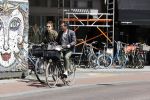 Amsterdam 23 mei 2020
Kim v Kooten en haar man Jacob Derwig op de fiets in Amsterdam zuid.