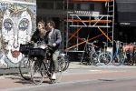 Amsterdam 23 mei 2020
Kim v Kooten en haar man Jacob Derwig op de fiets in Amsterdam zuid.