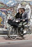Amsterdam 23 mei 2020
Kim v Kooten en haar man Jacob Derwig op de fiets in Amsterdam zuid.