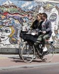 Amsterdam 23 mei 2020
Kim v Kooten en haar man Jacob Derwig op de fiets in Amsterdam zuid.