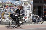 Amsterdam 23 mei 2020
Kim v Kooten en haar man Jacob Derwig op de fiets in Amsterdam zuid.