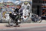 Amsterdam 23 mei 2020
Kim v Kooten en haar man Jacob Derwig op de fiets in Amsterdam zuid.