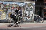 Amsterdam 23 mei 2020
Kim v Kooten en haar man Jacob Derwig op de fiets in Amsterdam zuid.