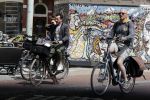 Amsterdam 23 mei 2020
Kim v Kooten en haar man Jacob Derwig op de fiets in Amsterdam zuid.