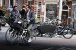 Amsterdam 23 mei 2020
Kim v Kooten en haar man Jacob Derwig op de fiets in Amsterdam zuid.