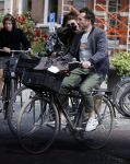 Amsterdam 23 mei 2020
Kim v Kooten en haar man Jacob Derwig op de fiets in Amsterdam zuid.