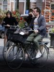 Amsterdam 23 mei 2020
Kim v Kooten en haar man Jacob Derwig op de fiets in Amsterdam zuid.