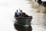 Amsterdam 27 mei 2020
Lieke v Lexmond en haar man Bas v Veggel varen in hun boot door de grachten van Amsterdam .