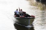 Amsterdam 27 mei 2020
Lieke v Lexmond en haar man Bas v Veggel varen in hun boot door de grachten van Amsterdam .