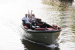 Amsterdam 27 mei 2020
Lieke v Lexmond en haar man Bas v Veggel varen in hun boot door de grachten van Amsterdam .