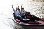 Amsterdam 27 mei 2020
Lieke v Lexmond en haar man Bas v Veggel varen in hun boot door de grachten van Amsterdam .