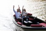Amsterdam 27 mei 2020
Lieke v Lexmond en haar man Bas v Veggel varen in hun boot door de grachten van Amsterdam .