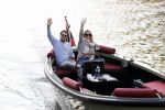 Amsterdam 27 mei 2020
Lieke v Lexmond en haar man Bas v Veggel varen in hun boot door de grachten van Amsterdam .