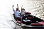 Amsterdam 27 mei 2020
Lieke v Lexmond en haar man Bas v Veggel varen in hun boot door de grachten van Amsterdam .