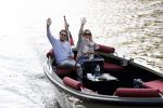 Amsterdam 27 mei 2020
Lieke v Lexmond en haar man Bas v Veggel varen in hun boot door de grachten van Amsterdam .