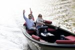 Amsterdam 27 mei 2020
Lieke v Lexmond en haar man Bas v Veggel varen in hun boot door de grachten van Amsterdam .