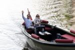 Amsterdam 27 mei 2020
Lieke v Lexmond en haar man Bas v Veggel varen in hun boot door de grachten van Amsterdam .