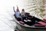 Amsterdam 27 mei 2020
Lieke v Lexmond en haar man Bas v Veggel varen in hun boot door de grachten van Amsterdam .