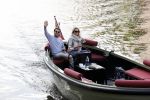 Amsterdam 27 mei 2020
Lieke v Lexmond en haar man Bas v Veggel varen in hun boot door de grachten van Amsterdam .