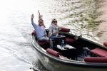 Amsterdam 27 mei 2020
Lieke v Lexmond en haar man Bas v Veggel varen in hun boot door de grachten van Amsterdam .
