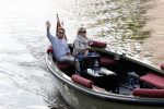 Amsterdam 27 mei 2020
Lieke v Lexmond en haar man Bas v Veggel varen in hun boot door de grachten van Amsterdam .