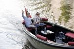 Amsterdam 27 mei 2020
Lieke v Lexmond en haar man Bas v Veggel varen in hun boot door de grachten van Amsterdam .