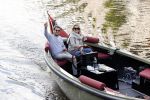 Amsterdam 27 mei 2020
Lieke v Lexmond en haar man Bas v Veggel varen in hun boot door de grachten van Amsterdam .