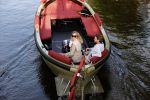Amsterdam 27 mei 2020
Lieke v Lexmond en haar man Bas v Veggel varen in hun boot door de grachten van Amsterdam .