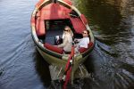 Amsterdam 27 mei 2020
Lieke v Lexmond en haar man Bas v Veggel varen in hun boot door de grachten van Amsterdam .
