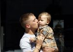 Amsterdam 20 mei 2020
Lil Kleine met zijn zoontje in Amsterdam zuid.
