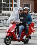 Amsterdam 2 mei 2020
Martijn Krabbe en zijn vrouw Deborah gaan op de scooter eten kopen bij een indonesische toko