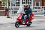 Amsterdam 2 mei 2020
Martijn Krabbe en zijn vrouw Deborah gaan op de scooter eten kopen bij een indonesische toko