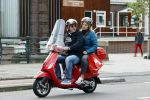Amsterdam 2 mei 2020
Martijn Krabbe en zijn vrouw Deborah gaan op de scooter eten kopen bij een indonesische toko