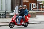 Amsterdam 2 mei 2020
Martijn Krabbe en zijn vrouw Deborah gaan op de scooter eten kopen bij een indonesische toko