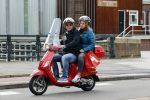 Amsterdam 2 mei 2020
Martijn Krabbe en zijn vrouw Deborah gaan op de scooter eten kopen bij een indonesische toko