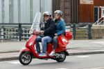 Amsterdam 2 mei 2020
Martijn Krabbe en zijn vrouw Deborah gaan op de scooter eten kopen bij een indonesische toko