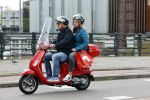 Amsterdam 2 mei 2020
Martijn Krabbe en zijn vrouw Deborah gaan op de scooter eten kopen bij een indonesische toko