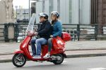Amsterdam 2 mei 2020
Martijn Krabbe en zijn vrouw Deborah gaan op de scooter eten kopen bij een indonesische toko