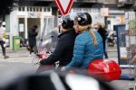 Amsterdam 2 mei 2020
Martijn Krabbe en zijn vrouw Deborah gaan op de scooter eten kopen bij een indonesische toko