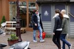Amsterdam 2 mei 2020
Martijn Krabbe en zijn vrouw Deborah gaan op de scooter eten kopen bij een indonesische toko