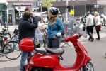 Amsterdam 2 mei 2020
Martijn Krabbe en zijn vrouw Deborah gaan op de scooter eten kopen bij een indonesische toko