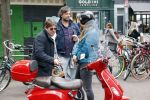 Amsterdam 2 mei 2020
Martijn Krabbe en zijn vrouw Deborah gaan op de scooter eten kopen bij een indonesische toko